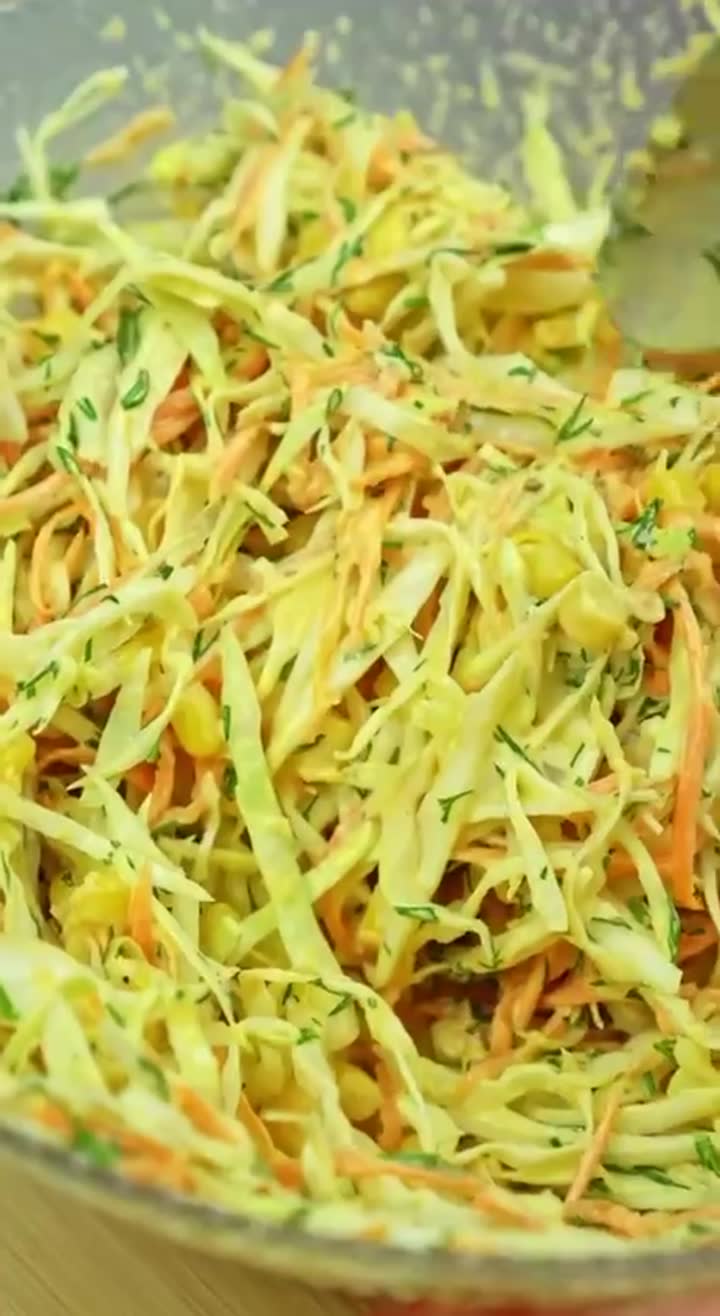 Хрустящий салат из капусты, моркови по-корейски и кукурузы