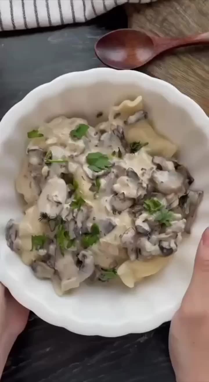 Вареники с картофелем под сливочным соусом с грибами