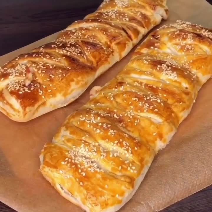 Плетенка из слоеного теста с ветчиной и сыром
