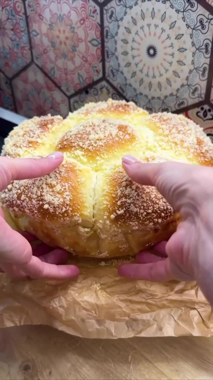 Хрустящая булочка с посыпкой и повидлом